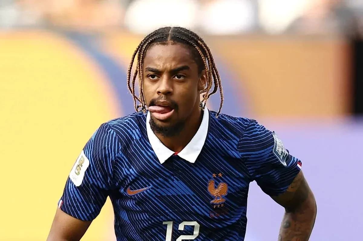 Joueur de l'équipe de France en action sur le terrain