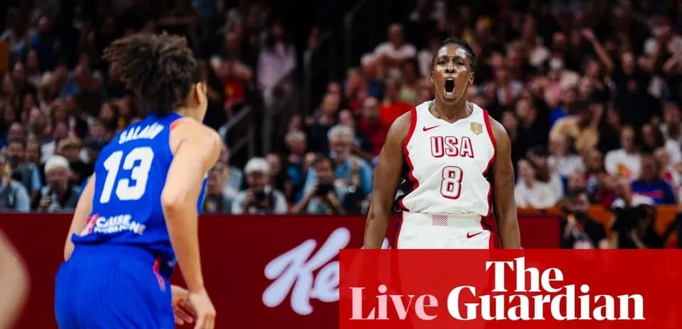 Joueuse américaine célébrant pendant un match de basket