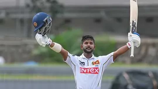 Joueur de cricket levant son casque et batte
