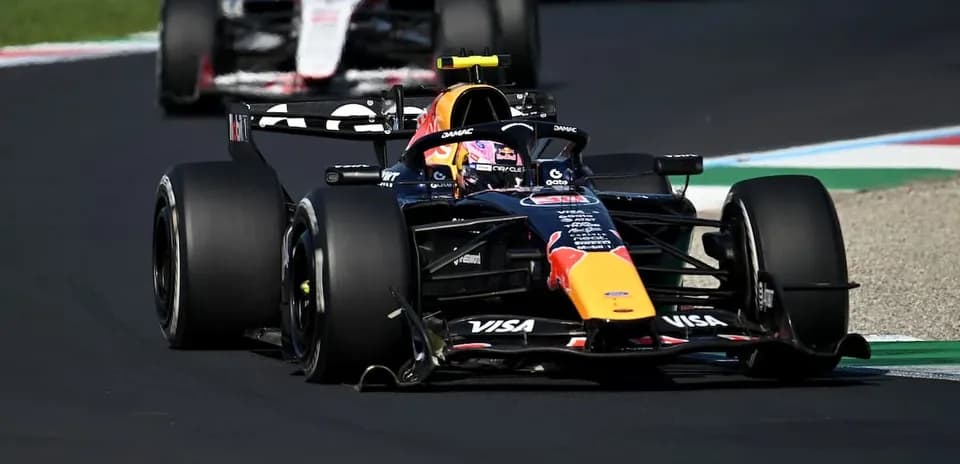 Voiture de Formule 1 sur circuit avec pneus slick