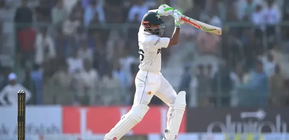 Joueur de cricket frappant la balle au stade