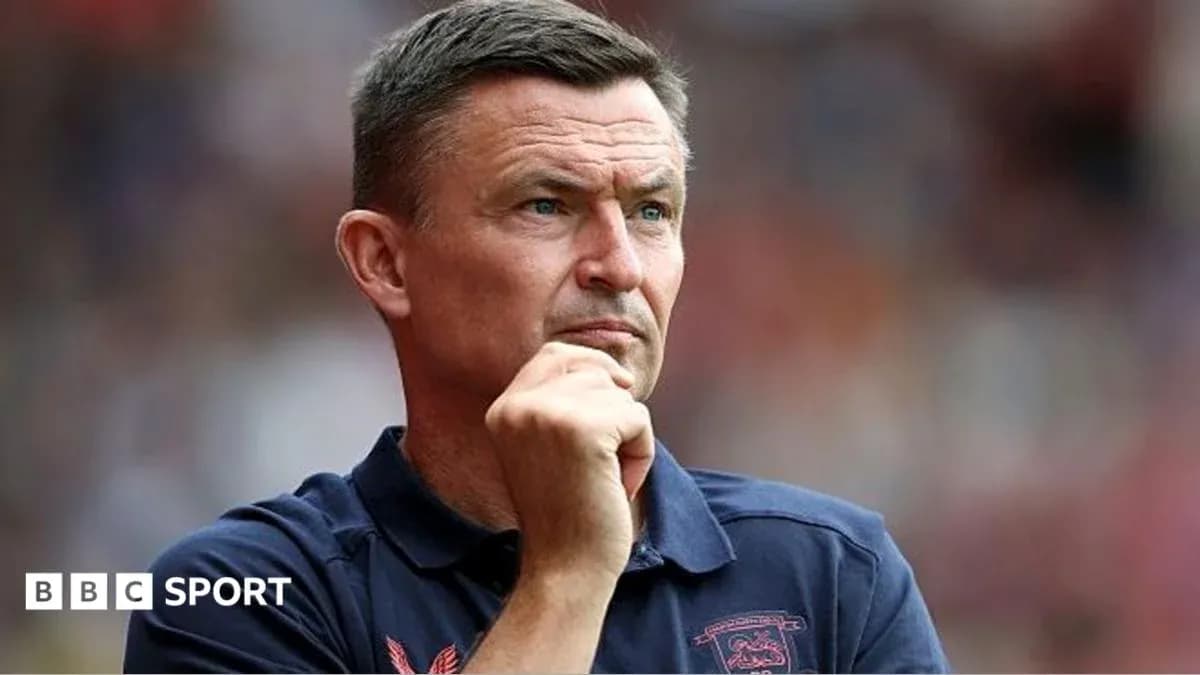 Entraîneur observant le match depuis le bord du terrain