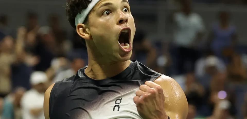 Joueur de tennis célébrant une victoire sur le court