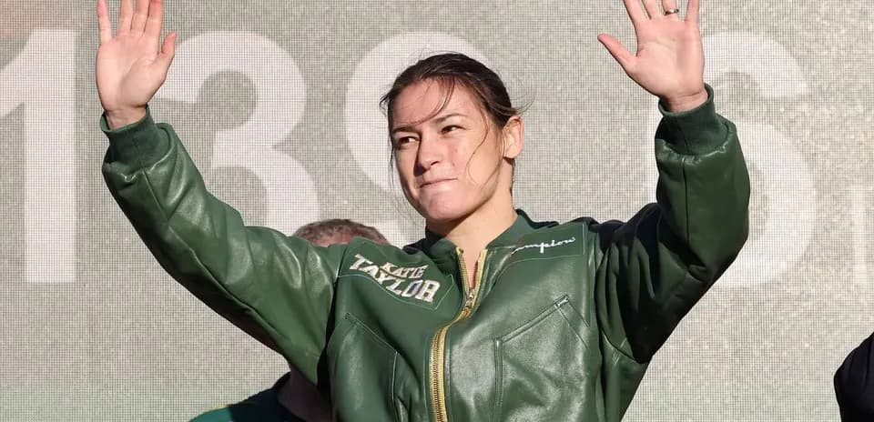 Boxeuse saluant le public lors d'un événement
