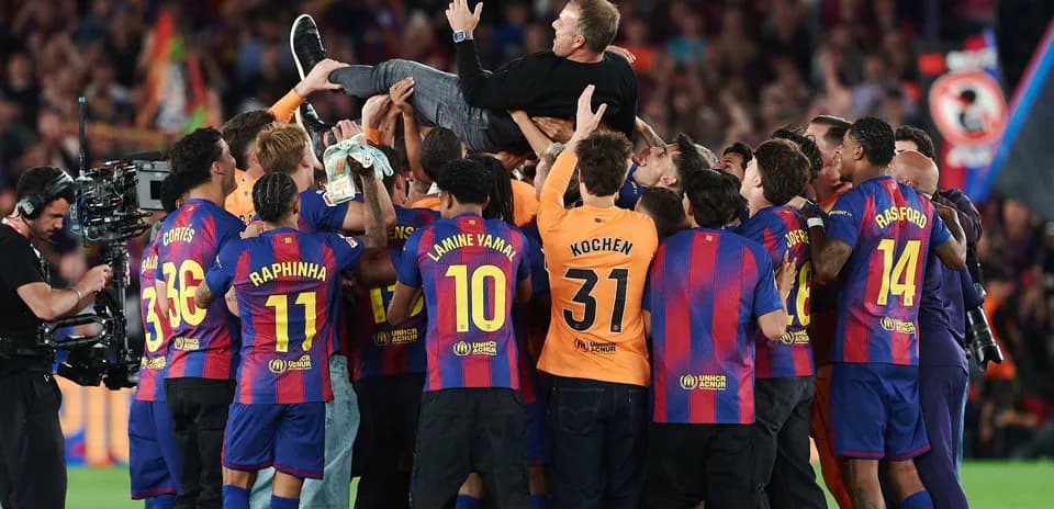 Joueurs du FC Barcelone soulevant leur entraîneur en fête