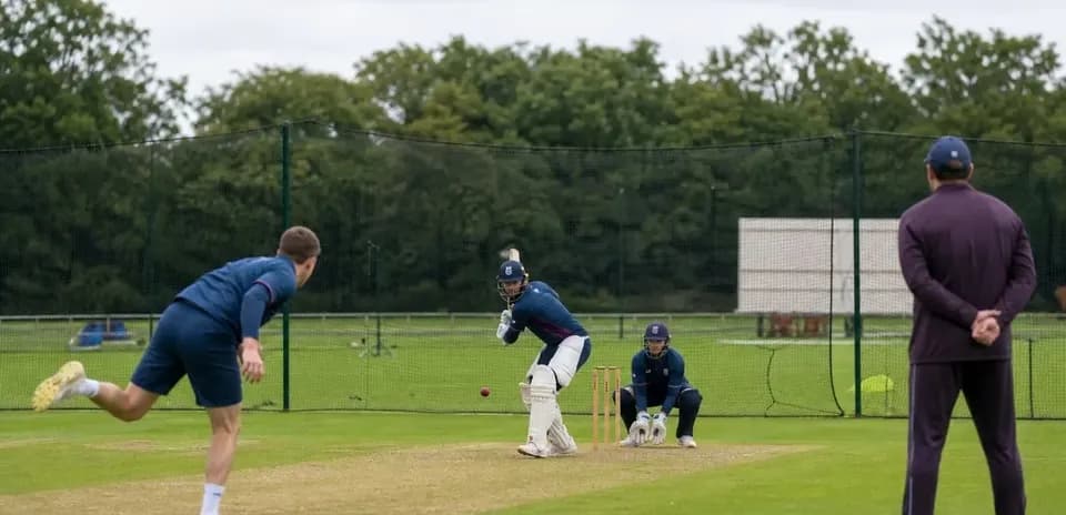 Joueur de cricket frappant une balle lors d'un entraînement