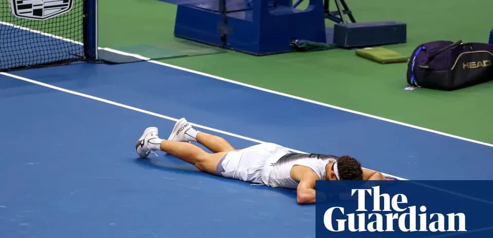 Joueur allongé sur le court de tennis après le match