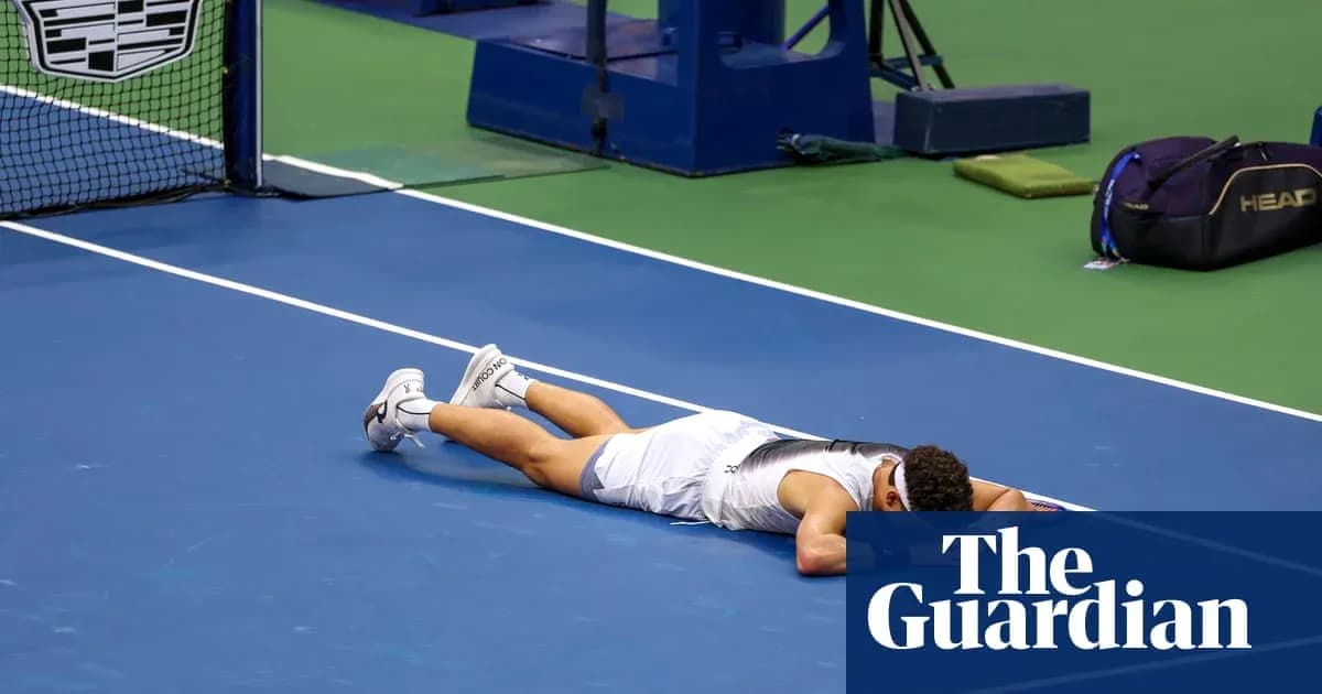 Joueur allongé sur le court de tennis après le match