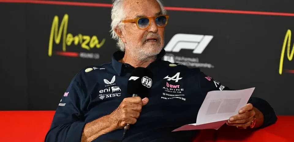 Person parlant lors d'une conférence de presse à Monza