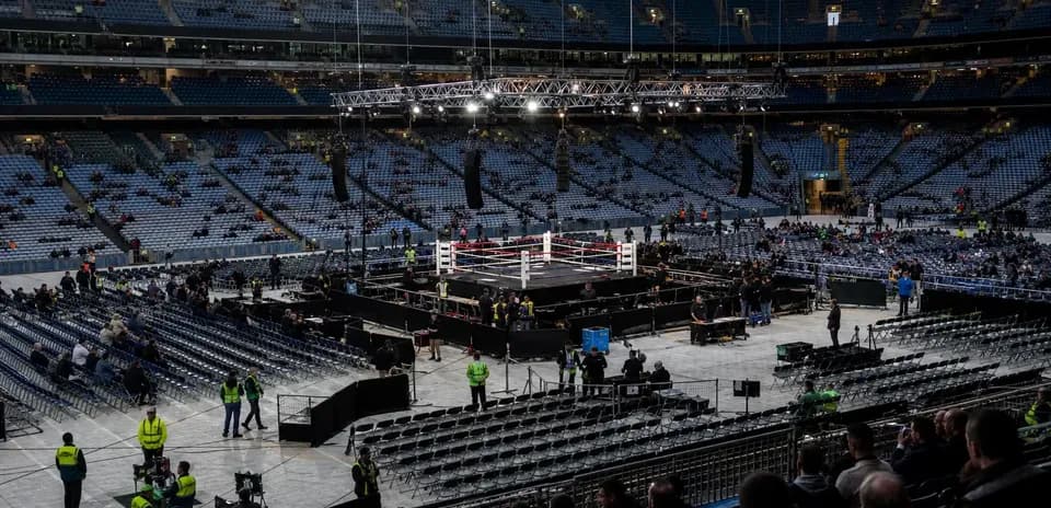 Ring de boxe préparé dans un stade presque vide