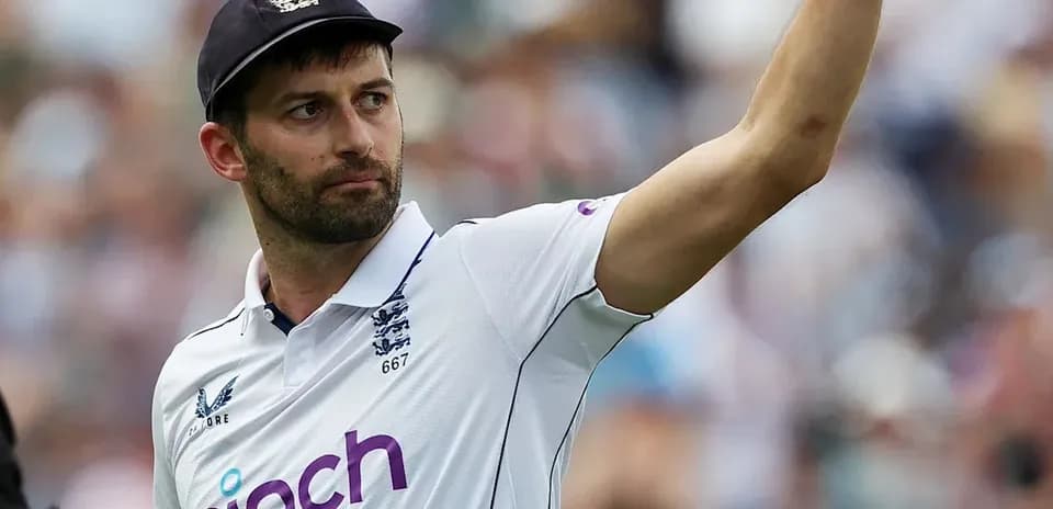 Joueur de cricket anglais levant le bras en signe de victoire