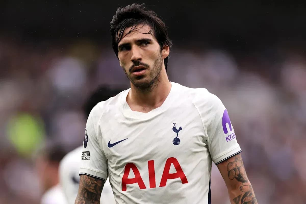 Joueur de Tottenham en maillot blanc sur le terrain