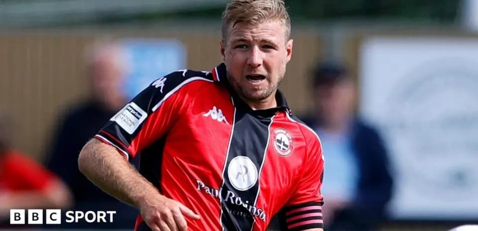 Joueur en action avec maillot rouge et noir