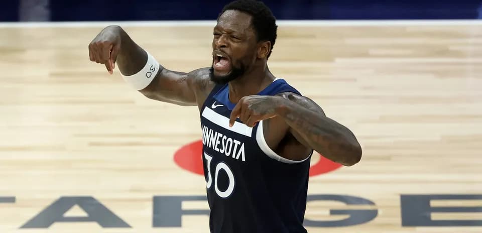 Joueur des Minnesota Timberwolves célébrant un panier