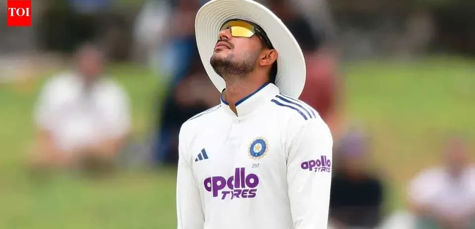Joueur de cricket regardant le ciel pendant le match