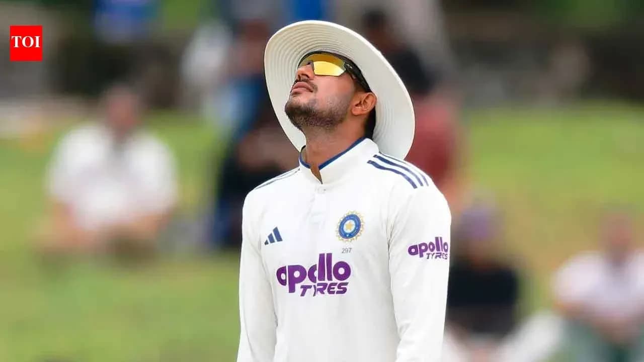 Joueur de cricket regardant le ciel pendant le match