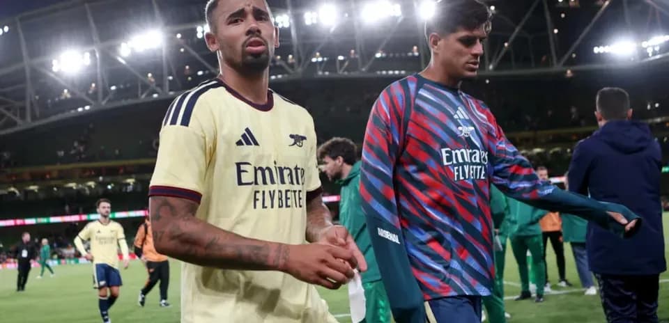 Deux joueurs d'Arsenal quittant le terrain après le match