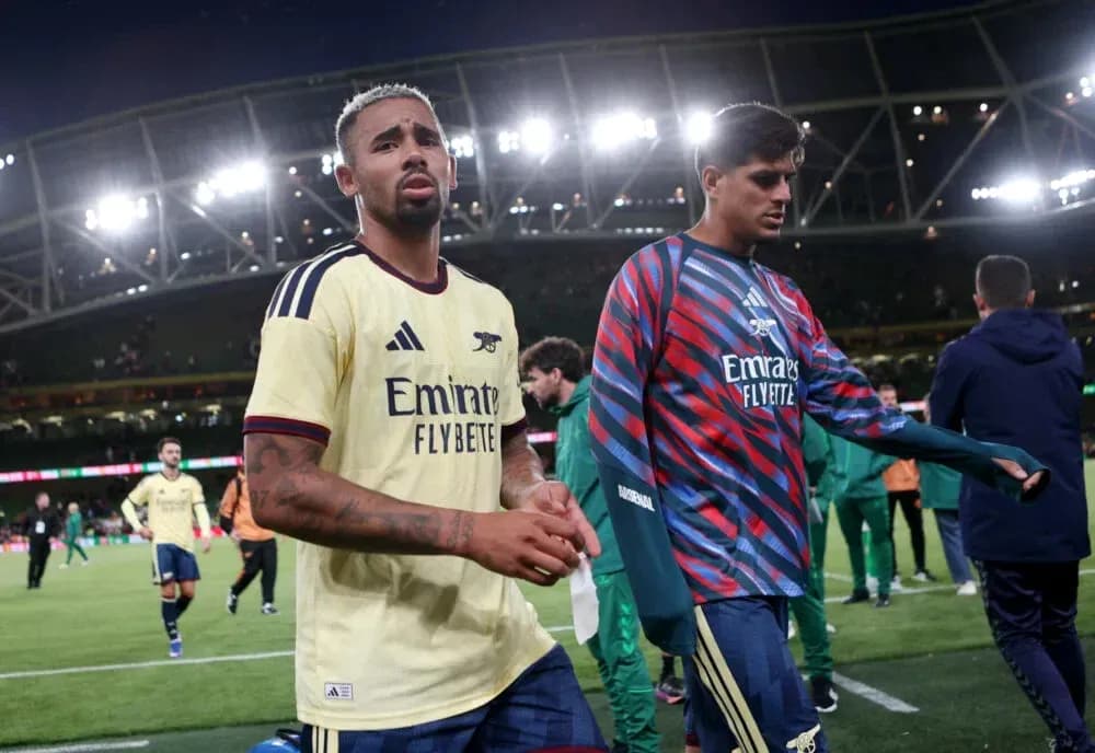 Deux joueurs d'Arsenal quittant le terrain après le match
