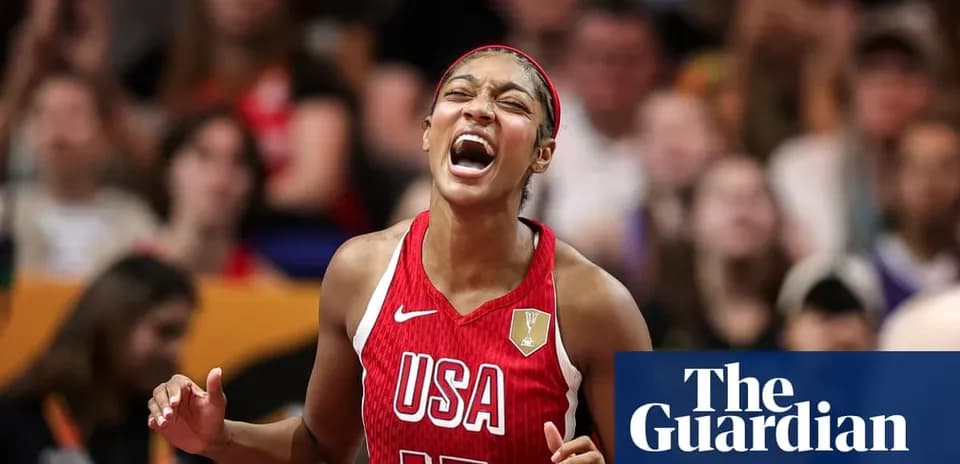 Joueuse de l'équipe USA célébrant sur le terrain