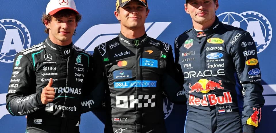 Trois pilotes de F1 posant sur le podium