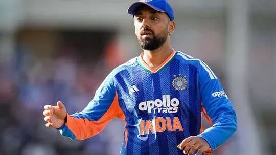 Joueur de cricket en uniforme indien sur le terrain