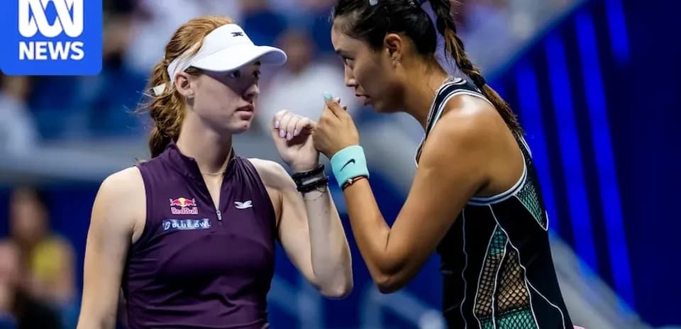 Joueuses discutant pendant un match de tennis