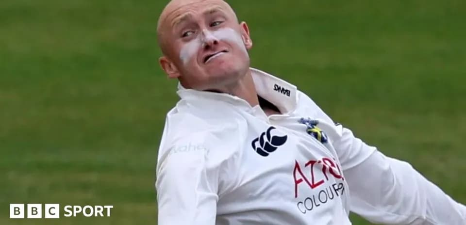 Joueur de cricket lançant sur le terrain