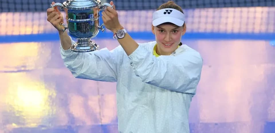 Joueuse tenant le trophée après la victoire au tournoi