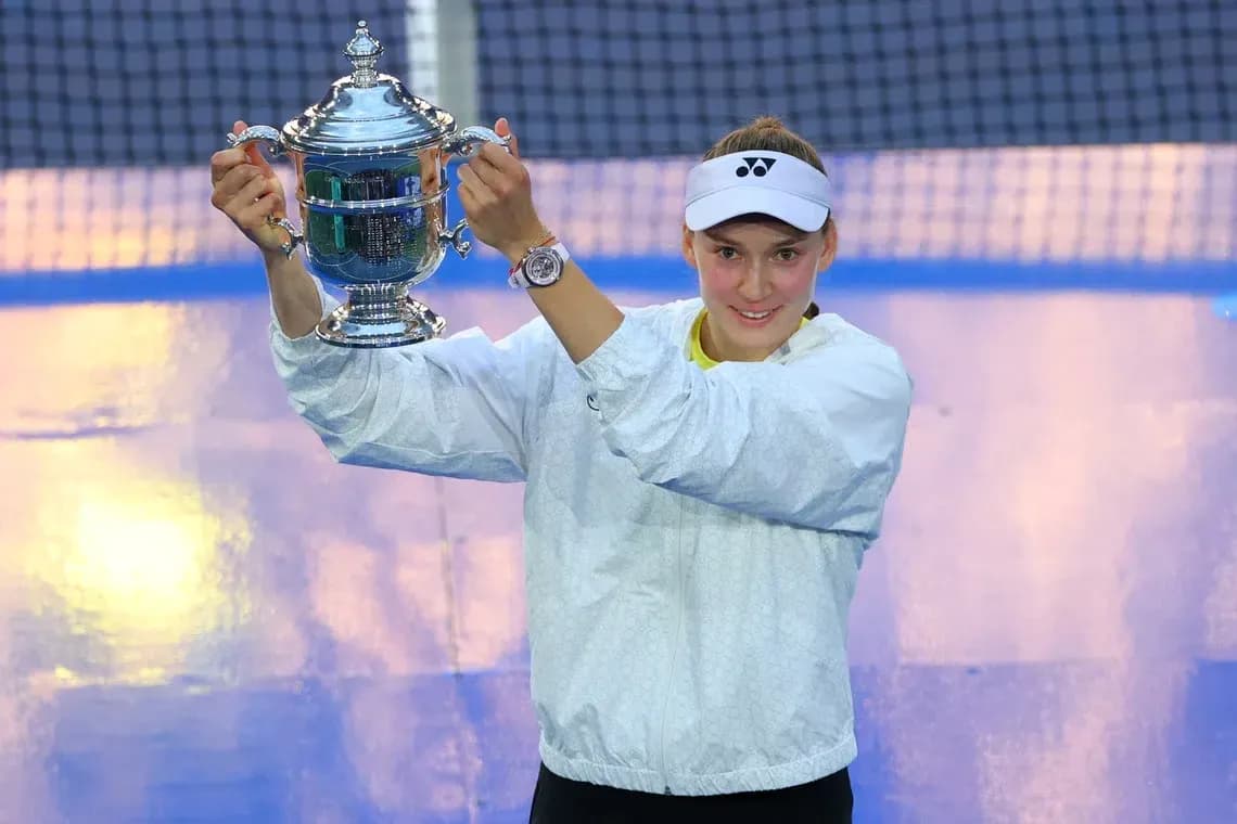 Joueuse tenant le trophée après la victoire au tournoi