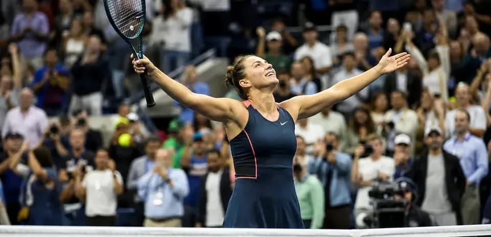 Joueuse de tennis célébrant sa victoire devant le public