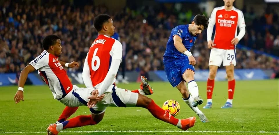 Joueur de Chelsea tirant au but face à Arsenal