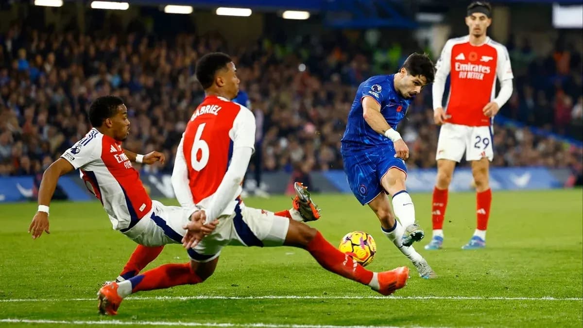 Joueur de Chelsea tirant au but face à Arsenal