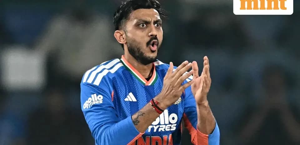 Joueur indien applaudissant pendant un match de cricket