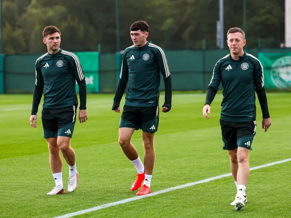 Trois joueurs marchant sur le terrain d'entraînement
