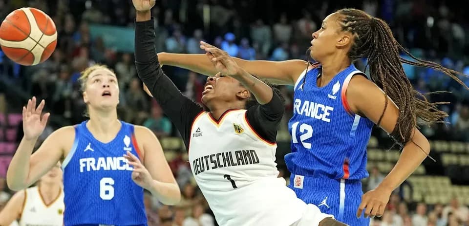 Joueuses de France et d'Allemagne en action au basket