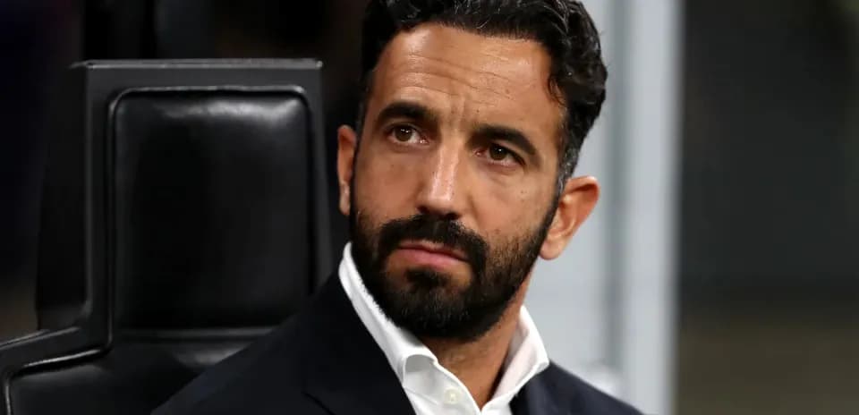 Entraîneur assis sur le banc de touche