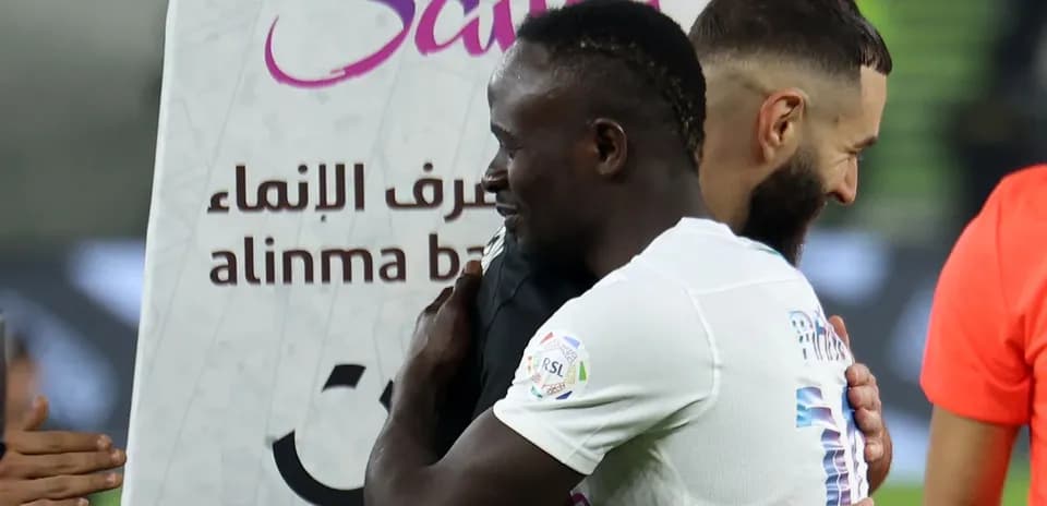 Joueurs s'embrassant après le match