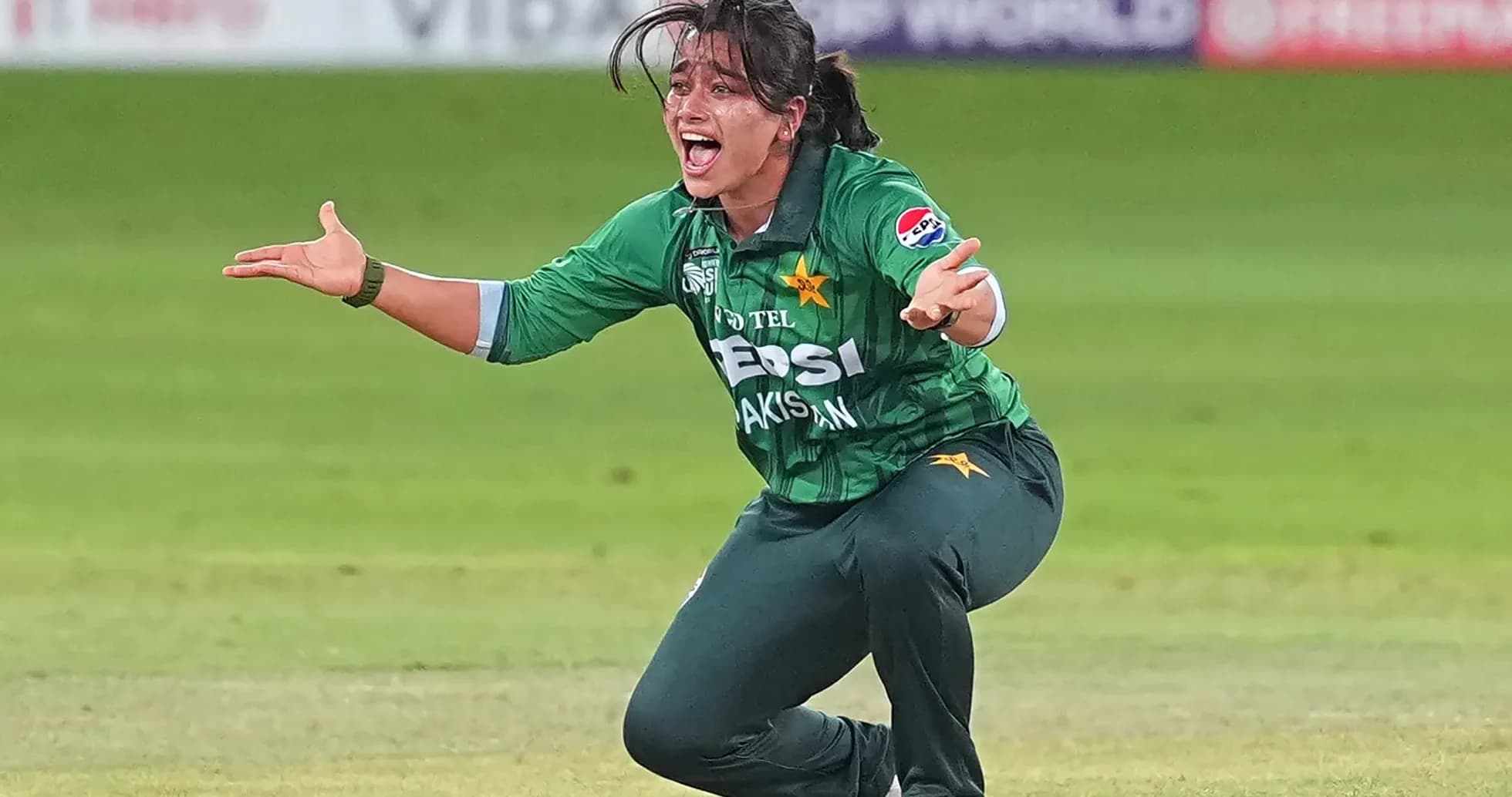 Joueuse de cricket pakistanaise célébrant un wicket