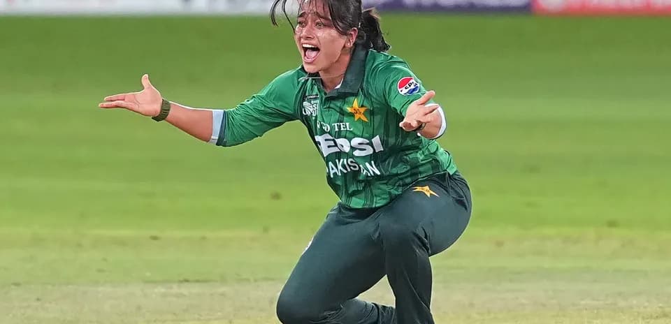 Joueuse de cricket pakistanaise célébrant un wicket