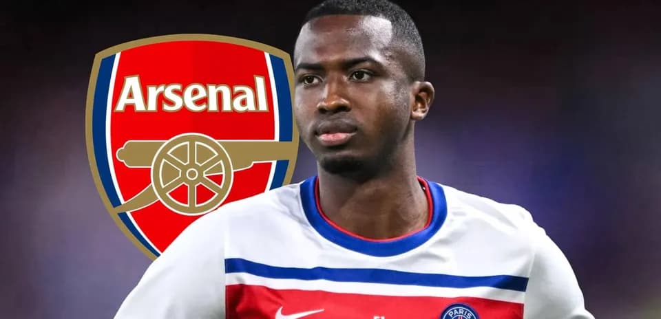 Joueur de football avec logo d'Arsenal en arrière-plan