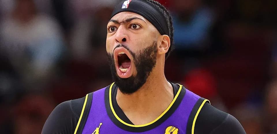 Joueur en maillot des Lakers exprimant de l'énergie