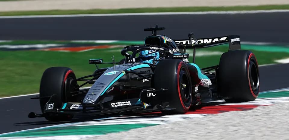 Voiture de Formule 1 Mercedes en pleine course