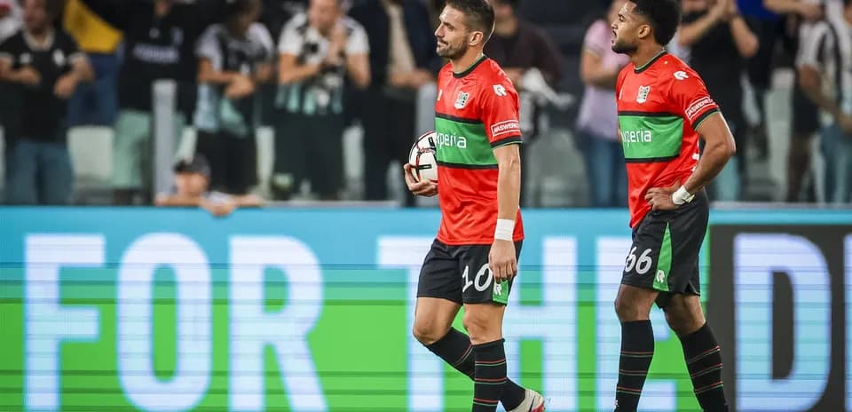 Deux joueurs marchant sur le terrain après le match