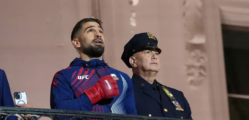 Un combattant de l'UFC chantant avec un policier