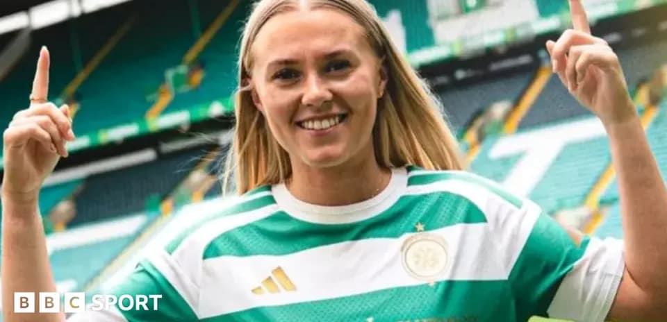 Joueuse de football avec maillot de Celtic, célébrant