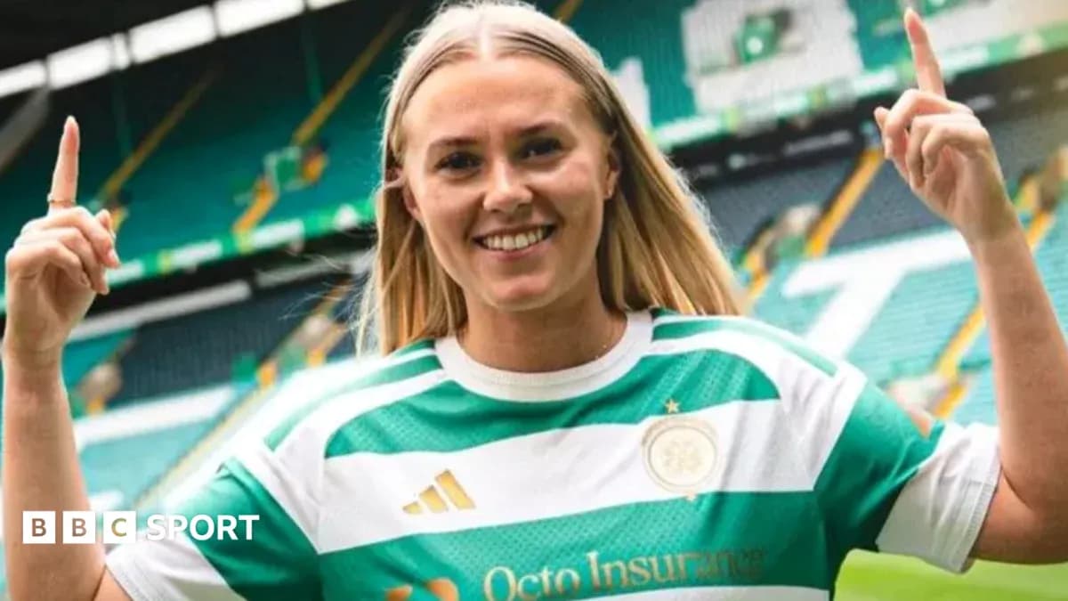 Joueuse de football avec maillot de Celtic, célébrant