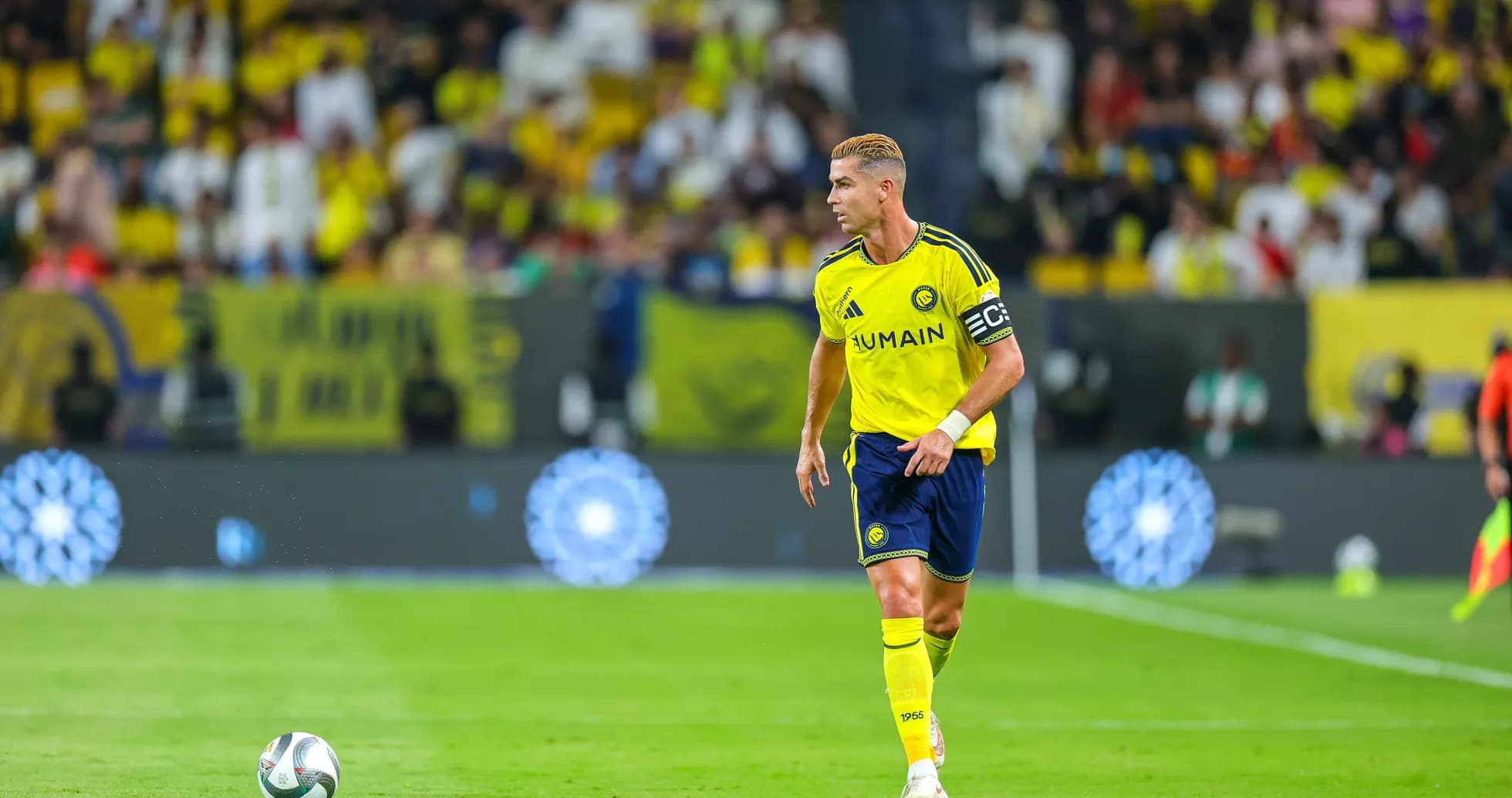 Joueur portant le maillot d'Al-Nassr avec un ballon