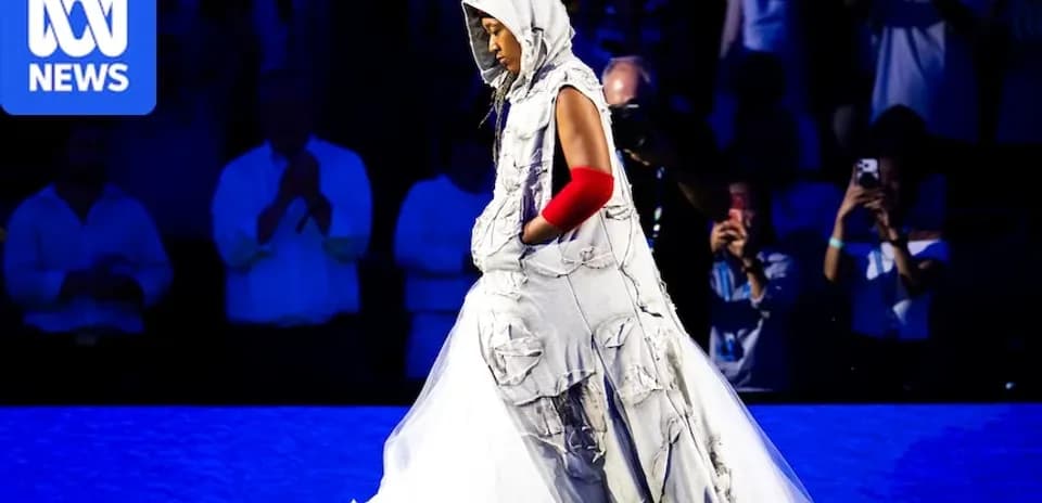 Person en tenue distinctive sur scène lors d'un événement