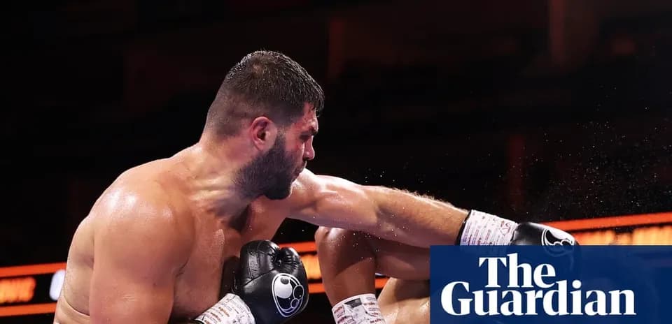 Boxeur esquivant un coup pendant un match