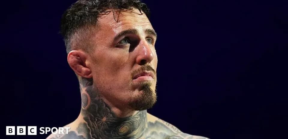 Boxeur avec des tatouages, regardant au loin